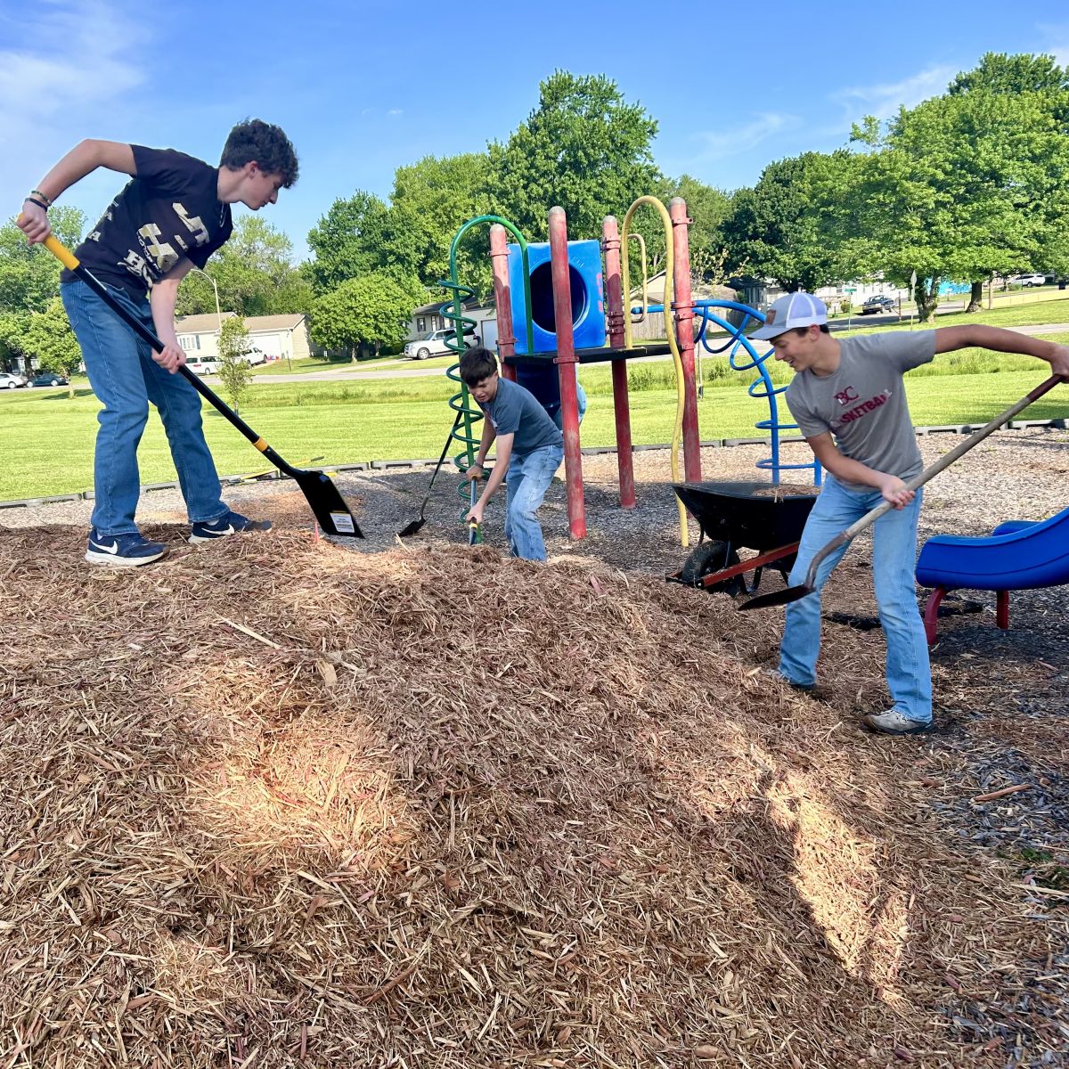 RHS students Moving Mulch at the Park