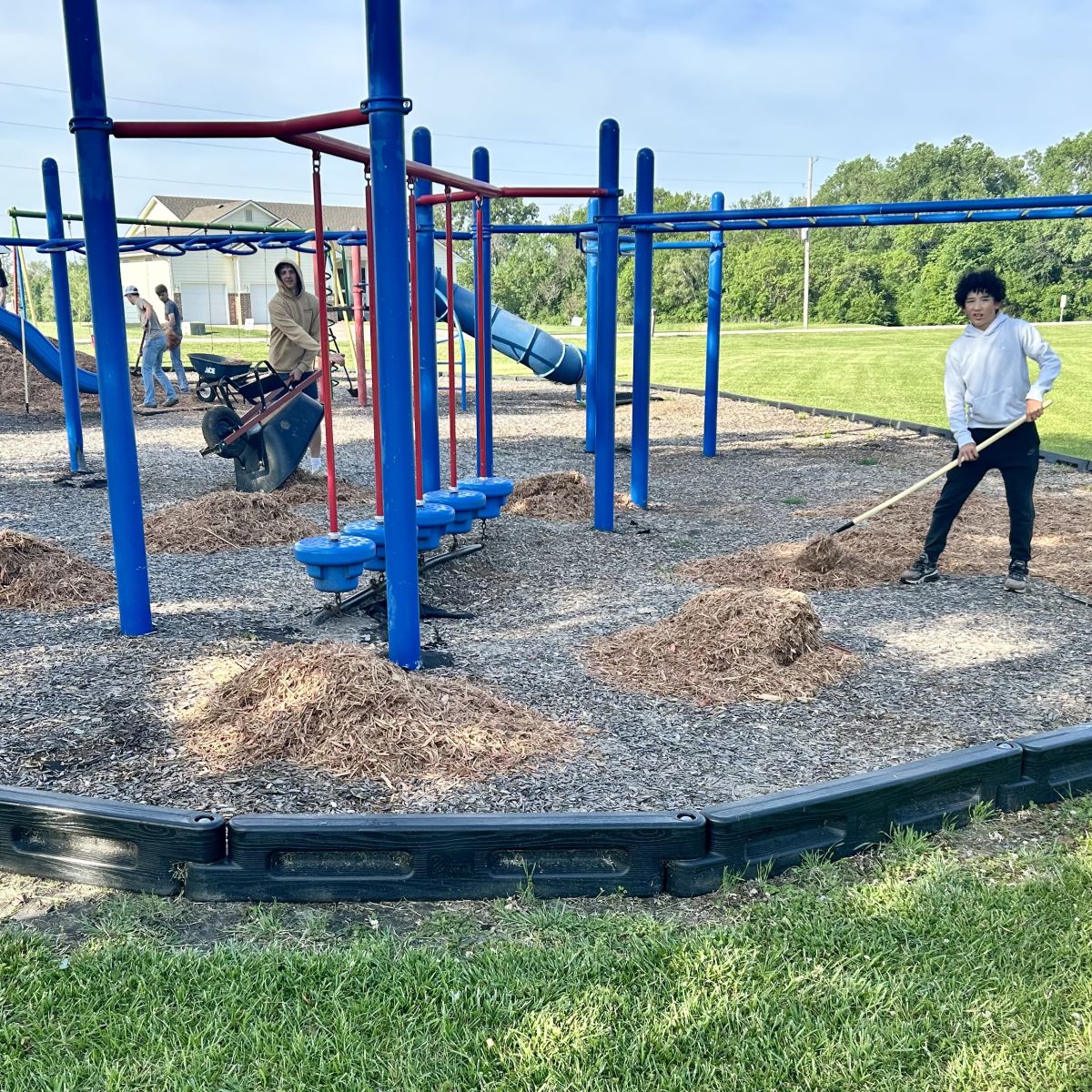 RHS students Moving Mulch at the Park