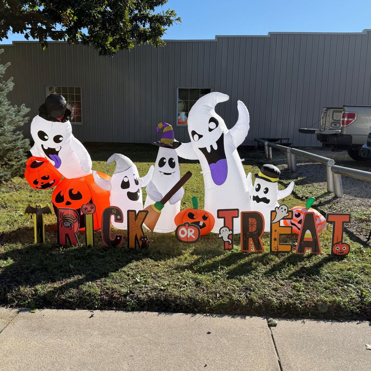 inflatable ghosts with Trick or Treat words